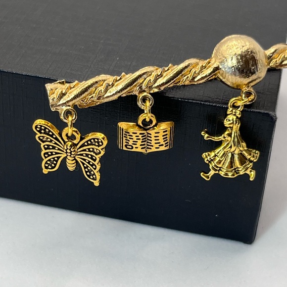 Alice in Wonderland Gold Brooch with Articulated Whimsical Charms - Picture 5 of 6